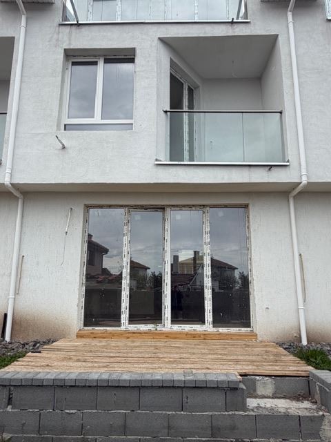 Dreistöckiges Reihenhaus in Banevo – moderne Bauweise, Hof und zwei Parkplätze