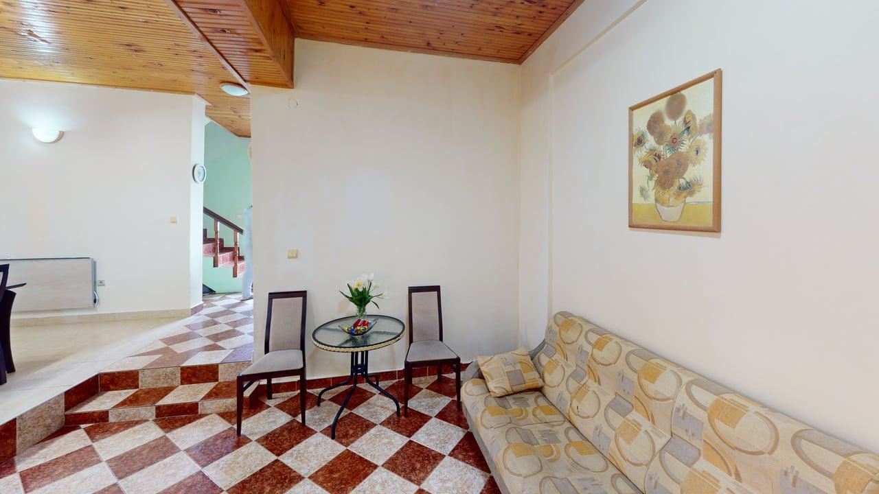 Zweigeschossiges Haus im Dorf Poroy – Ruhe, Raum und Komfort in Meeresnähe