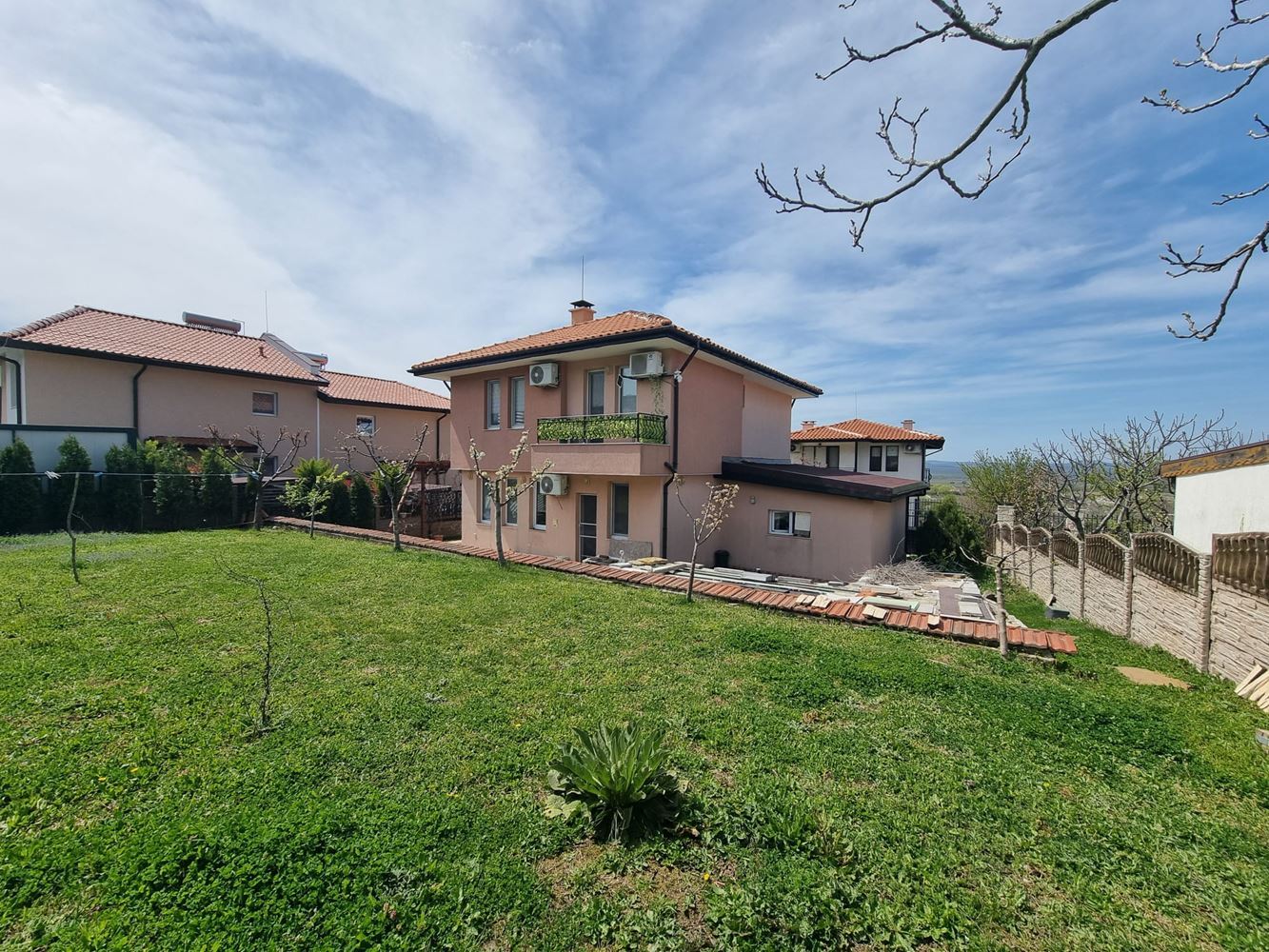 Wunderschönes zweistöckiges Haus mit Garten, Garage und moderner Heizung in Kosharitsa