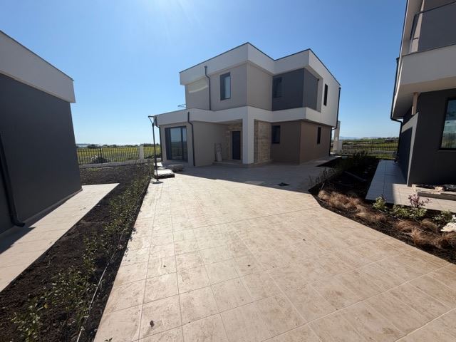 Pomorie – modernes zweistöckiges Haus mit vier Schlafzimmern – Sicherheit, Energieeffizienz und kompromissloser Komfort
