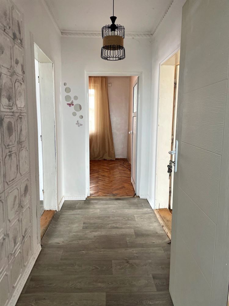 Eigenständiger Teil eines Hauses mit Hof in Burgas – Banevo, Großzügigkeit, Funktionalität und hervorragende Lage nahe den Mineralbädern