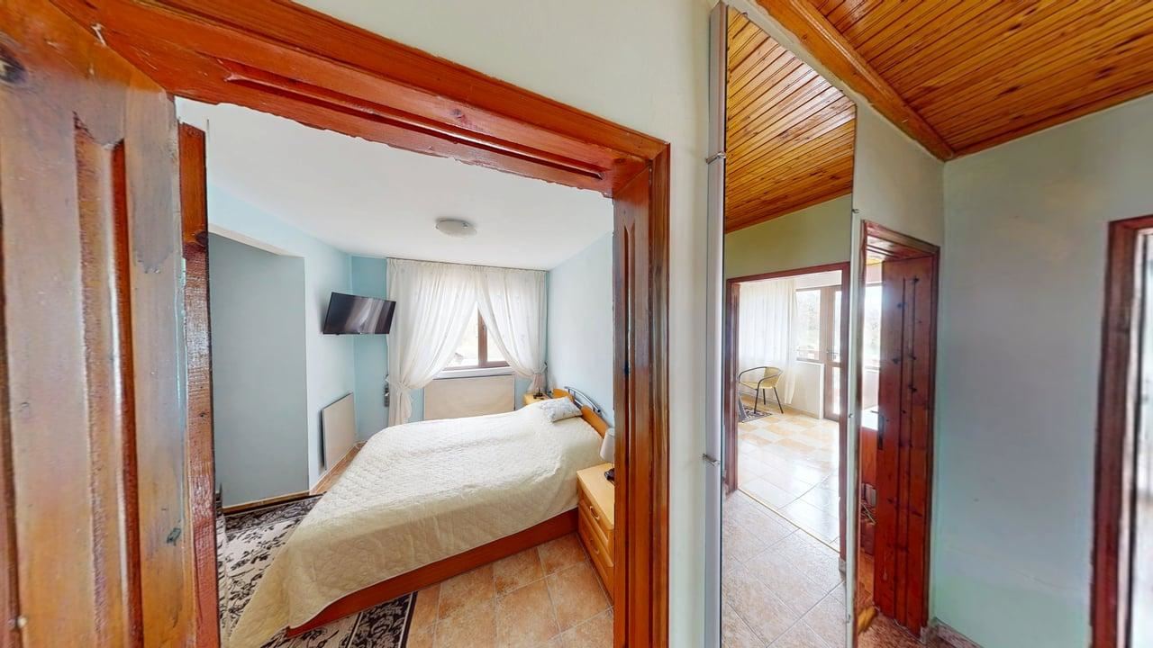 Zweigeschossiges Haus im Dorf Poroy – Ruhe, Raum und Komfort in Meeresnähe