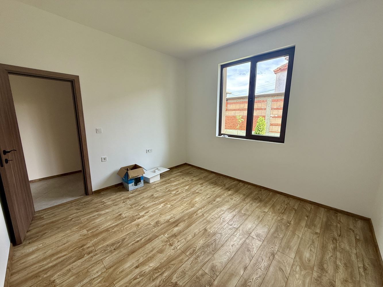 Neues eingeschossiges Haus mit drei Schlafzimmern und eigenem Garten – Komfort, Ruhe und Qualität nahe Sonnenstrand