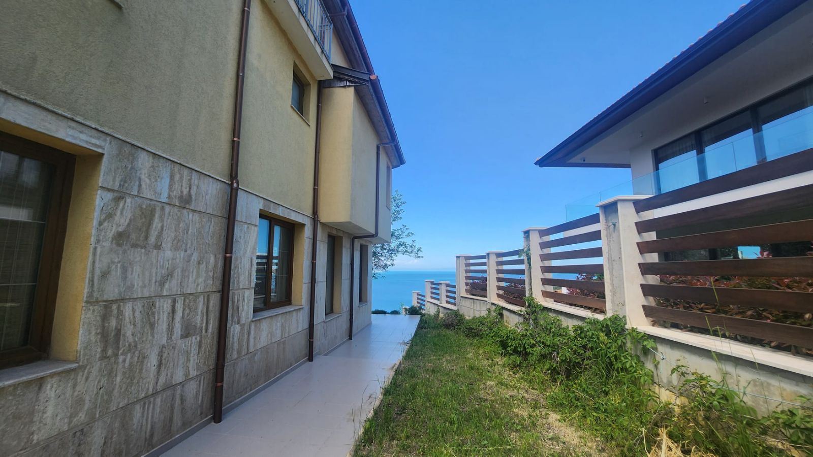 Wunderschönes dreistöckiges Haus in erster Meereslinie in Sosopol mit Panoramablick auf die Paradiesbucht